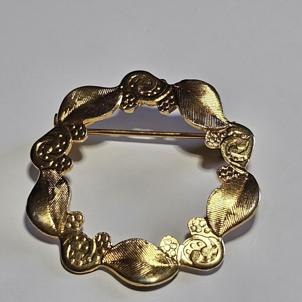 Vintage Gold Tone Round Spiral Leaf Wreath Brooch